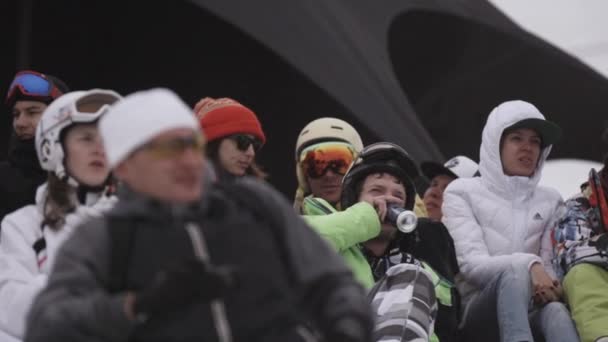 SOCHI, RUSIA - 4 DE ABRIL DE 2016: Snowboarders and ski watching event in acamp. Estación de esquí. Aplausos. Diversión — Vídeos de Stock
