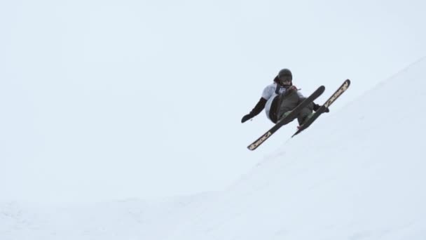 Sotschi, Russland - 4. April 2016: Skifahrer machen einen Vollsalto vom Sprungbrett. Skigebiet. fallend. Extrem. Kameramann — Stockvideo