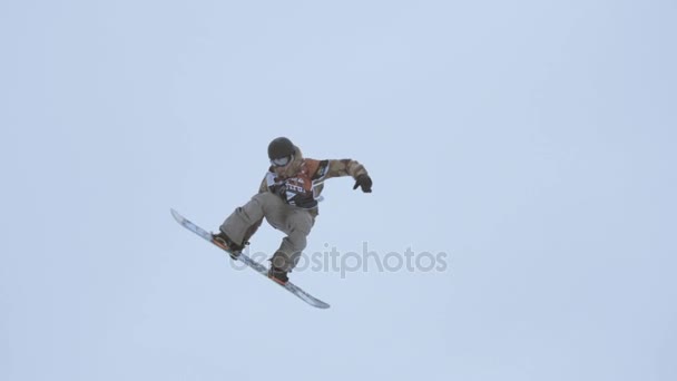 SOCHI, RUSSIA - 4 APRILE 2016: Lo snowboarder fa salti mortali dal trampolino di lancio. Località sciistica. acrobazia estrema — Video Stock