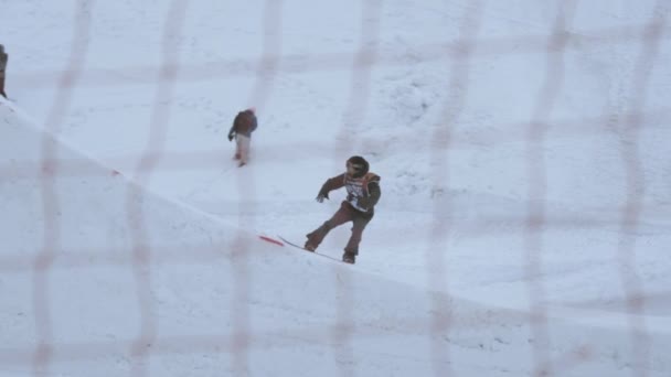 Sochi, Rusko - duben 4, 2016: Snowboardista make překlopit, skoky z můstku. Lyžařské středisko. Extrémní kousek. — Stock video