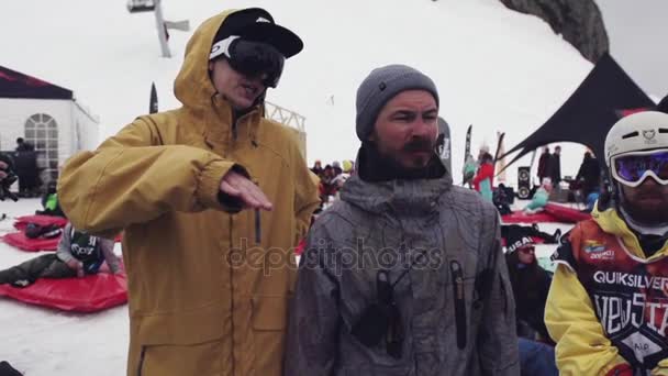 SOCHI, RUSIA - 4 DE ABRIL DE 2016: Hombre y niño barbudo acampan entre otras personas. Estación de esquí. Evento — Vídeos de Stock