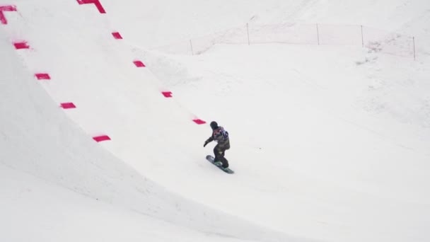 Soçi, Rusya - 4 Nisan 2016: Snowboard yapmak havada fiske vurmak. Kayak Merkezi. Peyzaj dağlar. Aşırı spor — Stok video