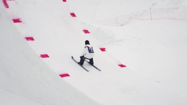 СОЧИ, РОССИЯ - 4 апреля 2016 года: Лыжник делает флип в воздухе. Лыжный курорт. Пейзаж гор. Экстремальный спорт — стоковое видео