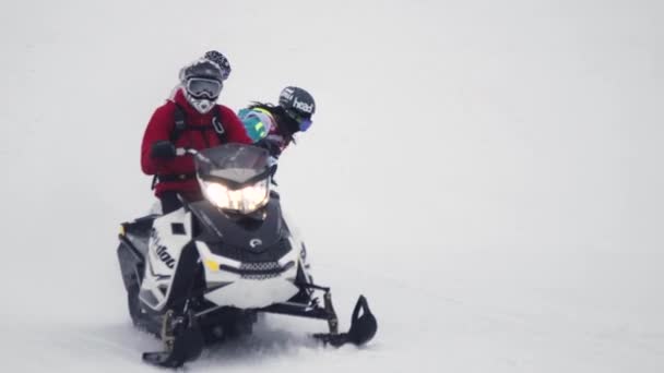 Sotschi, Russland - 4. April 2016: Snowboarder fahren auf Motorschlitten am Seil. Skigebiet. Extremer Stunt. verschneit — Stockvideo