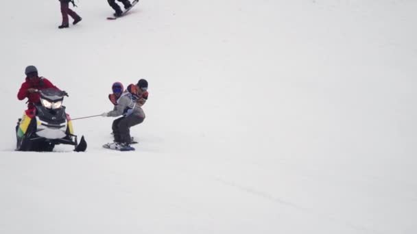 Σότσι, Ρωσία - 4 Απριλίου 2016: Snowboarders βόλτα με snowmobile λαβή στο σχοινί. Χιονοδρομικό κέντρο. Ψυχαγωγία. Ταχύτητα — Αρχείο Βίντεο