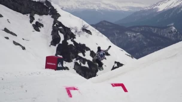 Sochi, Rusland - 4 April 2016: Snowboarder maken flip in lucht, grijpen. Skigebied. Landschap van bergen. Extreme — Stockvideo