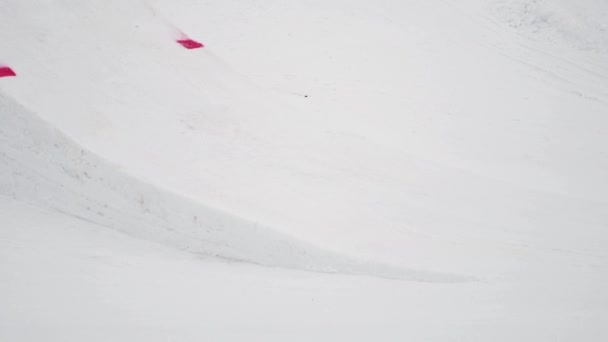 Sotschi, Russland - 4. April 2016: Skifahrer machen einen extremen Sprung in der Luft. Skigebiet. Berglandschaft. Sport. — Stockvideo