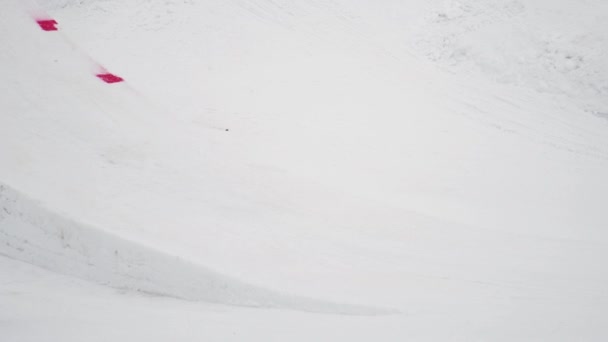 Sochi, Rusko - duben 4, 2016: Lyžař a snowboardista, aby extrémní kousky ve vzduchu. Lyžařské středisko. Přepínač na šířku. Sportovní. — Stock video