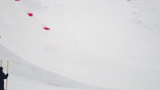 СОЧИ, РОССИЯ - 4 апреля 2016 года: Прыжок сноубордиста с трамплина делает флип в воздухе. Лыжный курорт. Пейзаж. Спорт — стоковое видео