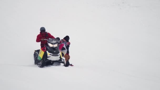 Sotschi, Russland - 4. April 2016: Snowboarder fahren auf Motorschlitten am Seil. Skigebiet. Gefährlicher Stunt — Stockvideo