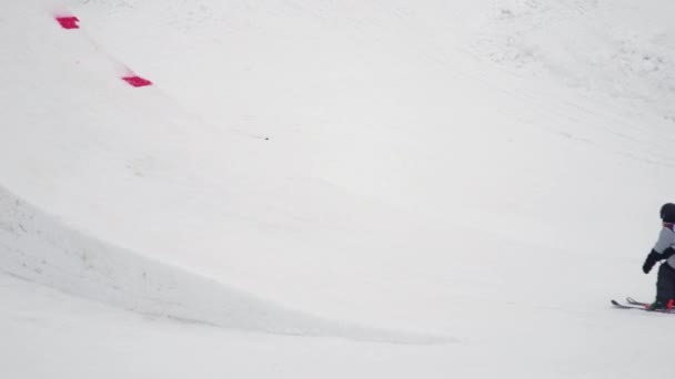 Sotschi, Russland - 4. April 2016: Skifahrer machen extremen Stunt in der Luft. Skigebiet. Berglandschaft. Sport. — Stockvideo