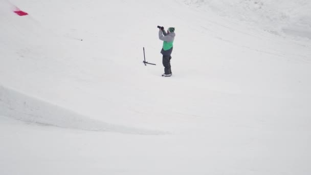 Sochi, Rusko - duben 4, 2016: Lyžař make extrémní flip ve vzduchu. Lyžařské středisko. Krajina hor. Kameraman — Stock video