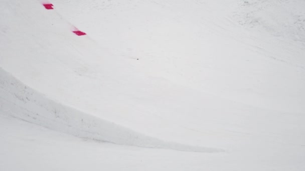 SOCHI, RUSSIA - 4 de abril de 2016: Snowboarder jump from springboard, make extreme flip in air. Estância de esqui . — Vídeo de Stock