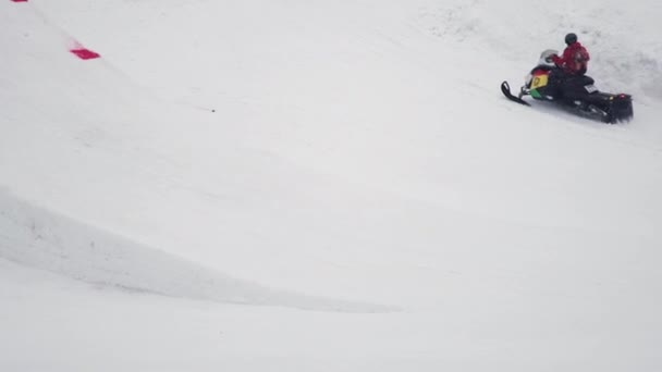 SOCHI, RÚSSIA - 4 de abril de 2016: Snowboarder jump from springboard, turn over in air. Estância de esqui. Montanhas . — Vídeo de Stock