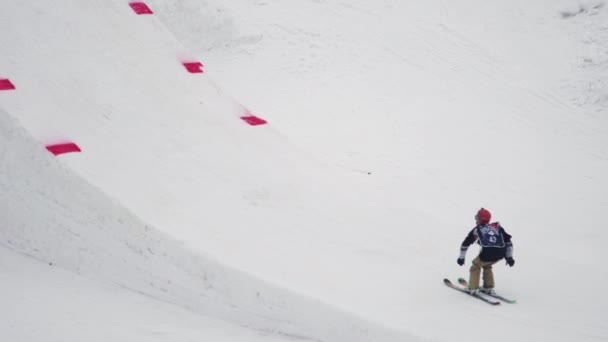 Sochi, Ryssland - April 4, 2016: Skidåkare hoppa från springboard, cross ski i luften. Skidorten. Landskap av berg — Stockvideo