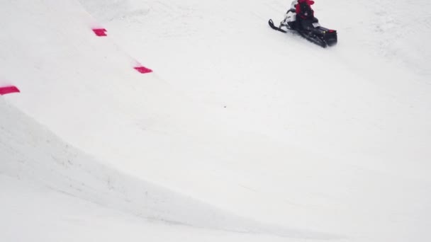 Sotschi, Russland - 4. April 2016: Snowboarder springen vom Sprungbrett, machen einen vollen Salto in der Luft. Skigebiet. Schneemobil — Stockvideo