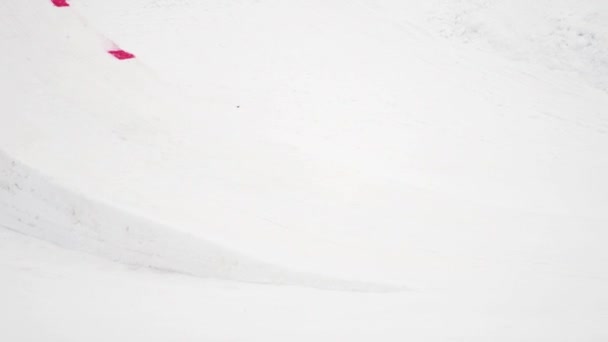 SOCHI, RUSIA - 4 DE ABRIL DE 2016: El snowboarder salta desde el trampolín, da la vuelta al aire. Estación de esquí. Montañas . — Vídeos de Stock