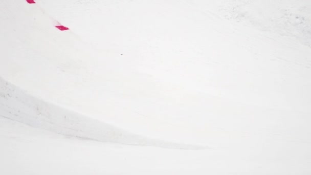 Soczi, Rosja - 4 kwiecień 2016: Snowboardzista skok z trampoliną, zrobić pełny piwo z wódką w powietrzu. Ośrodek narciarski. Góry. — Wideo stockowe