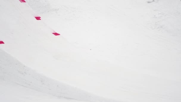 Sotschi, Russland - 4. April 2016: Skifahrer auf Sprungbrett fahren, umdrehen, Ski in der Luft berühren. Skigebiet. Extrem — Stockvideo