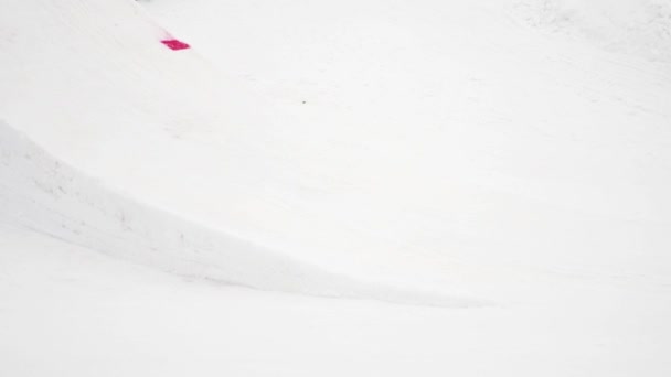 SOCHI, RUSSIA - APRIL 4, 2016: Snowboarder ride on springboard, make double somersault in air. Ski resort. — Stock Video
