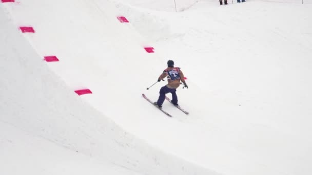 SOCHI, RUSIA - 4 DE ABRIL DE 2016: Paseo de esquiador en el trampolín, hacer torsión en el aire. Fracasando. Estación de esquí. Montañas — Vídeos de Stock