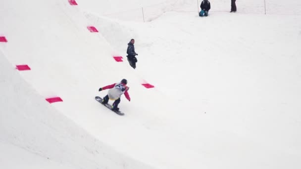 Sochi, Ryssland - April 4, 2016: Snowboardåkare rida på språngbräda, gör kullerbytta i luften. Skidorten. Extreme. — Stockvideo