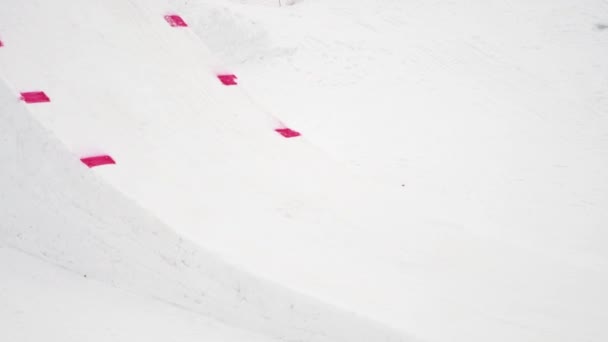 СОЧИ, РОССИЯ - 4 апреля 2016 года: Катание на лыжах на трамплине, экстремальные взлеты в воздухе. Лыжный курорт. Активный спорт — стоковое видео