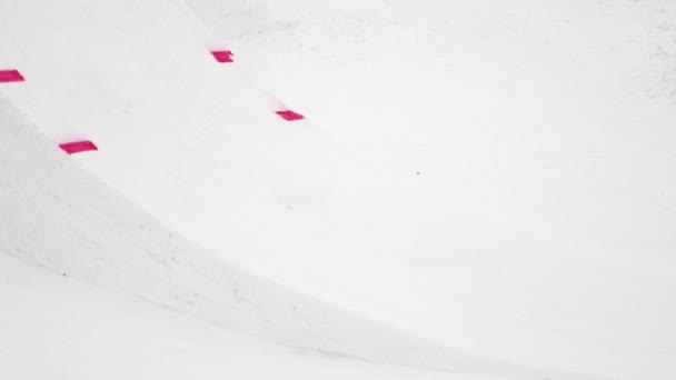 Sotschi, Russland - 4. April 2016: Skifahrer fahren auf Sprungbrett, machen extreme Überschläge in der Luft. Berge. Aktiver Sport. — Stockvideo