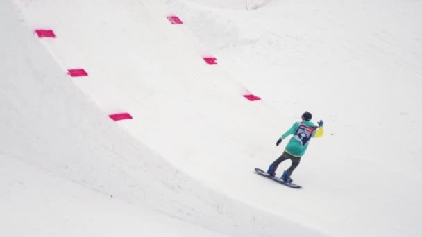 Sochi, Rusland - 4 April 2016: Snowboarder rit op Springplank, make hoogspringen, flip in lucht. Cameraman. — Stockvideo