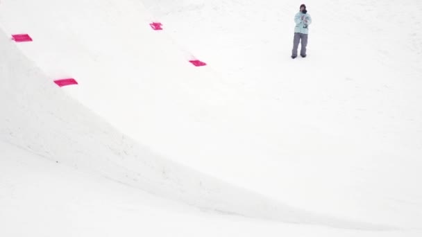 Sochi, Rusya Federasyonu - 4 Nisan 2016: Sıçrama tahtası, kayakçı geri yolculuk havada dublör çökmekten ayaklı olun. Dağlar. — Stok video