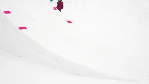 Sotschi, Russland - 4. April 2016: Skifahrer springen vom Sprungbrett, machen Salto in der Luft. Schneebedeckte Berge. Kameramann — Stockvideo
