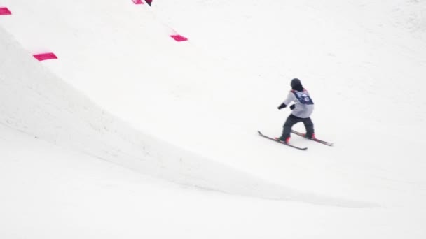 SOCHI, RUSIA - 4 DE ABRIL DE 2016: Salto de esquiador desde trampolín, hacer voltear en el aire. Montañas nevadas. Truco. Camarógrafo — Vídeos de Stock