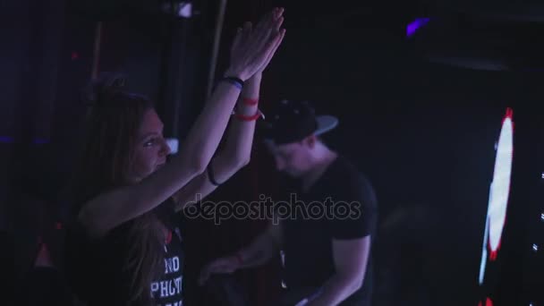 SOCHI, RUSIA - 4 DE ABRIL DE 2016: Baile femenino y levante la mano en la fiesta en el club nocturno. Proyectores. Animando. Juego de Dj — Vídeos de Stock