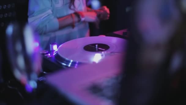 SOCHI, RUSSIA - APRIL 4, 2016: Girl and man dj spinning at turntable on party in nightclub. Lampu. Menari — Stok Video