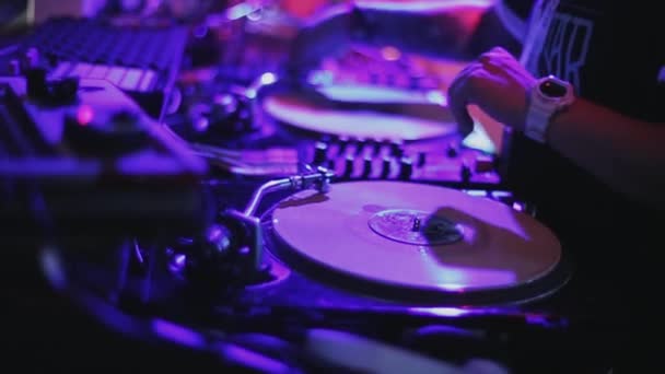 SOCHI, RUSSIA - 4 de abril de 2016: Girl and man dj spinning at turntable on party in nightclub. Luzes. Feriados — Vídeo de Stock