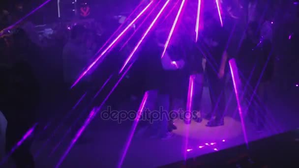 СОЧИ, РОССИЯ - 4 апреля 2016 года: Мальчики танцуют на вечеринке в ночном клубе. конкурс. Красочные лазерные лучи . — стоковое видео