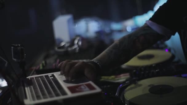 Sotschi, Russland - 4. April 2016: DJ mit Laptop am Plattenteller auf Party im Nachtclub. Scheinwerfer. Jubel. — Stockvideo