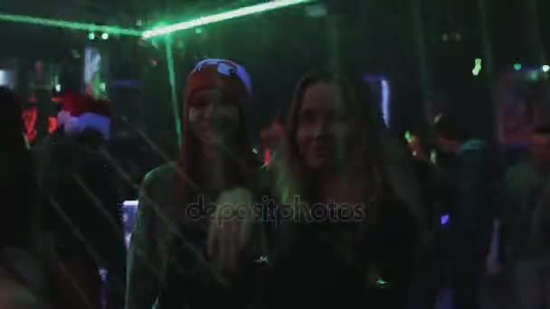 SOCHI, RUSSIA - 4 APRILE 2016: Le ragazze ballano in discoteca. Sorridi a macchina. fasci laser show . — Video Stock