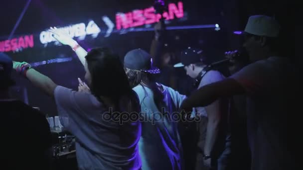 Sotschi, Russland - 4. April 2016: DJ-Mädchen und -Mann am Plattenteller auf einer Party im Nachtclub. Scheinwerfer. Jubel. mc boy — Stockvideo
