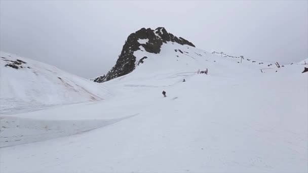ソチ, ロシア - 2016 年 4 月 4 日: スキーヤーは飛び込み板からジャンプ、空気中のスタントを行います。灰色の天気。スキー リゾート。スポーツ — ストック動画