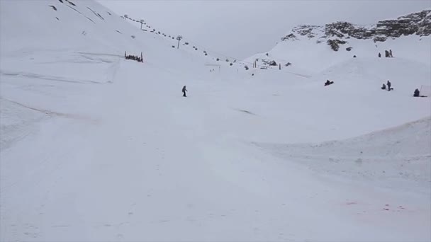 Σότσι, Ρωσία - 4 Απριλίου 2016: Snowboarder άλμα από ψηλά την αφετηρία, γυρίστε στον αέρα. Χιονοδρομικό κέντρο. Βουνά. — Αρχείο Βίντεο