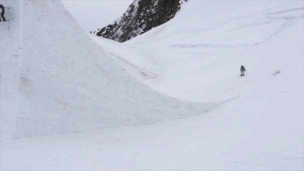 СОЧИ, РОССИЯ - 4 апреля 2016 года: прыжок на лыжах с трамплина, экстремальный флип. Лыжный курорт. Снежный человек. Гора — стоковое видео
