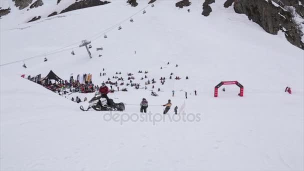 SOCHI, RUSIA - 4 DE ABRIL DE 2016: Los esquiadores viajan en moto de nieve con cuerda. Estación de esquí. Deporte extremo. Gente . — Vídeos de Stock