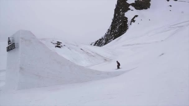 Sochi, Rusland - 4 April 2016: Skiër springen van hoge springplank, extreme flip maken. Skigebied. Rode blokjes. — Stockvideo