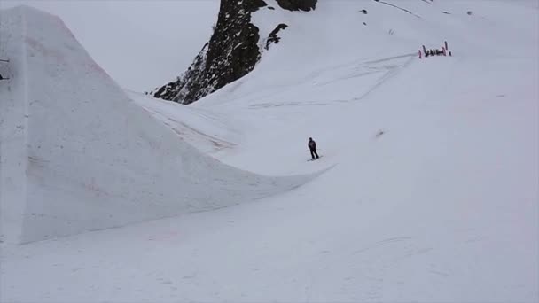 SOCHI, RÚSSIA - 4 de abril de 2016: Salto de esquiador do trampolim alto, faça um salto mortal extremo no ar. Estância de esqui . — Vídeo de Stock