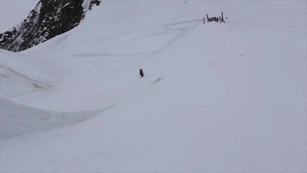 Sochi, Rusland - 4 April 2016: Skiër sprong van hoge Springplank in skigebied. Bergen. Maak stunts in de lucht — Stockvideo