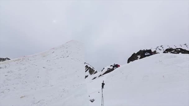 SOCHI, RUSSIE - 4 AVRIL 2016 : Snowboarder jump from high springboard on ski resort. Le sport extrême. Montagnes . — Video