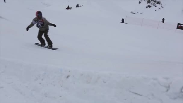 俄罗斯索契-2016 年 4 月 4 日︰ 滑雪板骑在雪坡上的滑雪胜地。山脉。极限运动. — 图库视频影像