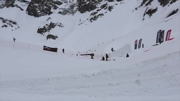 SOCHI, RUSSIE - 4 AVRIL 2016 : Le skieur saute du haut tremplin de la station de ski. Fais un saut périlleux en l'air. Neigeux — Video