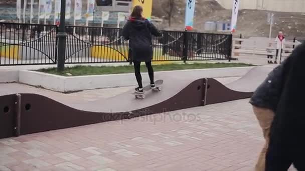 SOCHI, RUSSIA - 4 APRILE 2016: Skateboarder ride on springboards on street in city. Skilift. Gente. Formazione — Video Stock